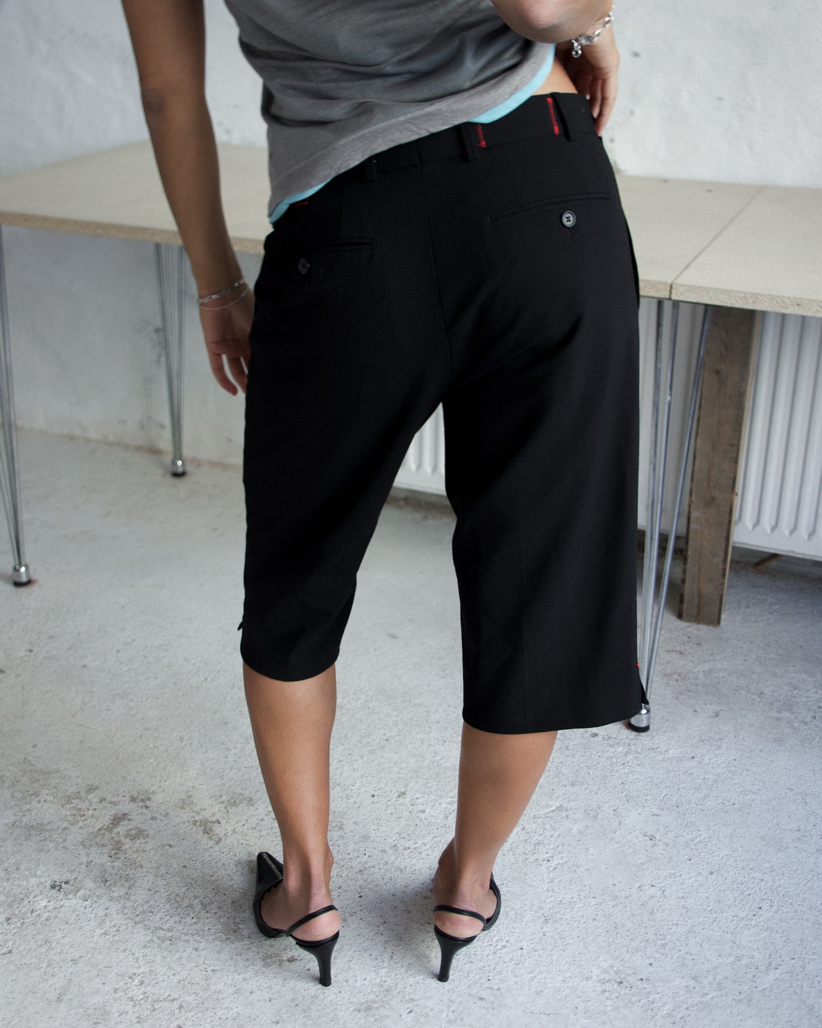 BLACK SLIT CAPRIS
