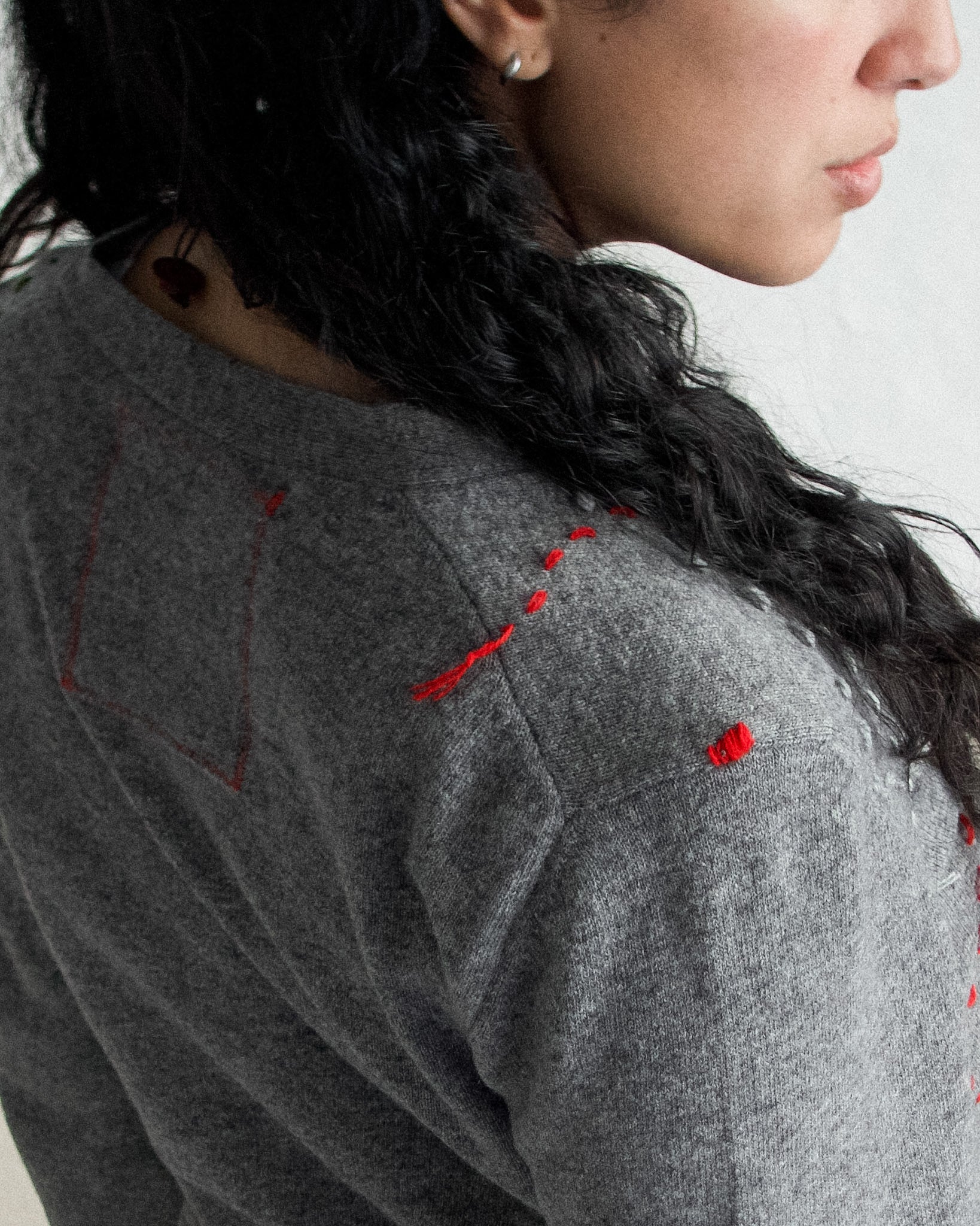GREY EMBROIDERY KNIT
