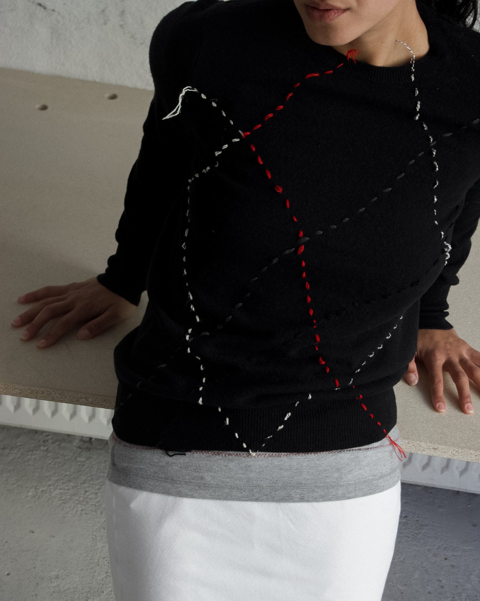 BLACK EMBROIDERY KNIT