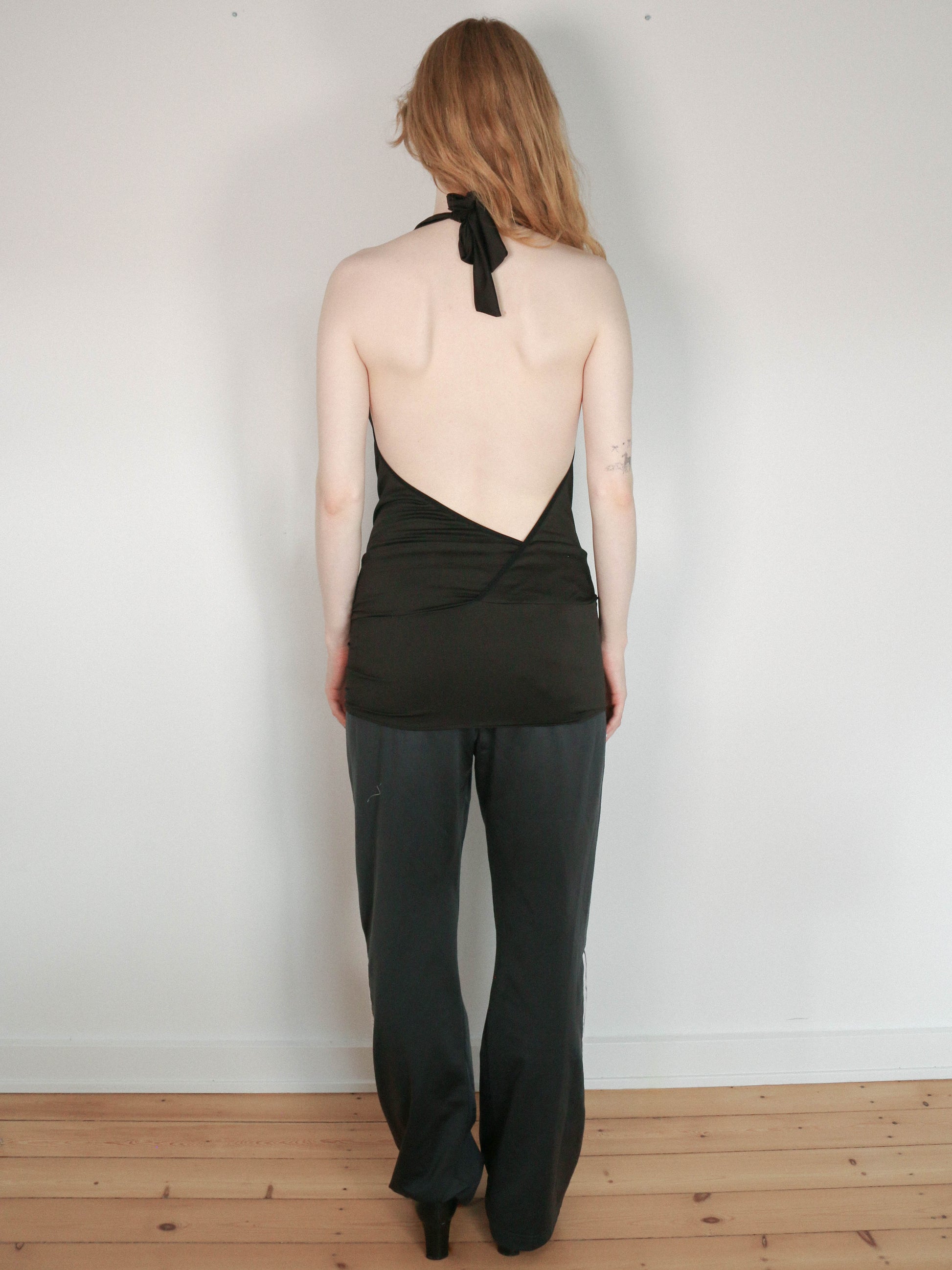 HALTERNECK TOP